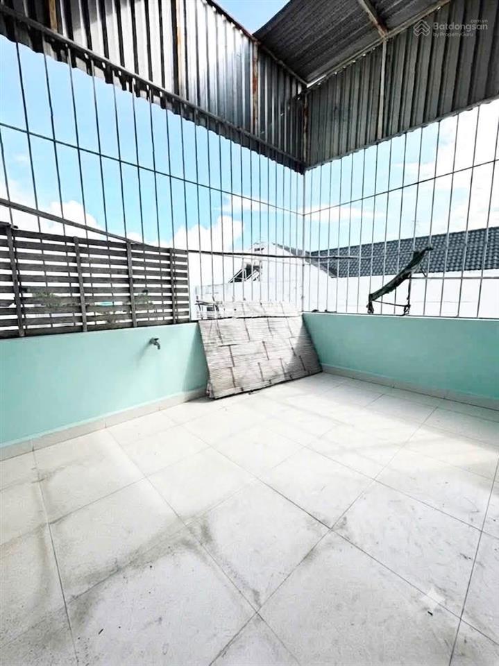 Nhà hóc môn hẻm xe hơi đặng thúc vịnh. giáp quận 12 54m2 3 tầng 3 phòng ngủ sổ hồng riêng.