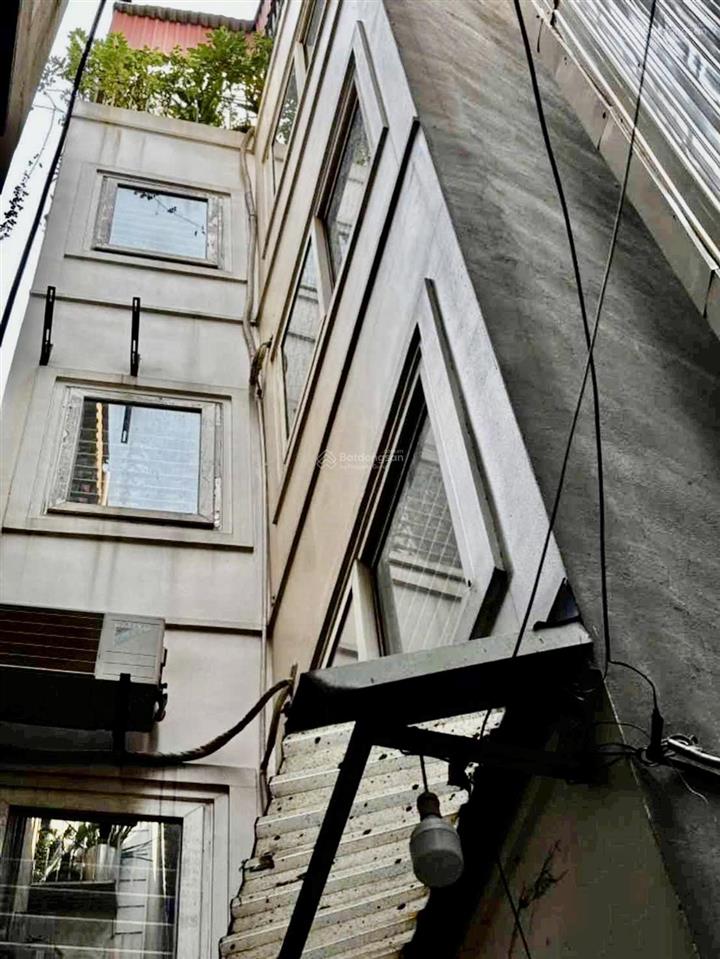 Bán nhà  trần khát chân  sổ đỏ 30m2  5 tầng  cách ô tô 50m  ngõ rộng  trung tâm hai bà trưng