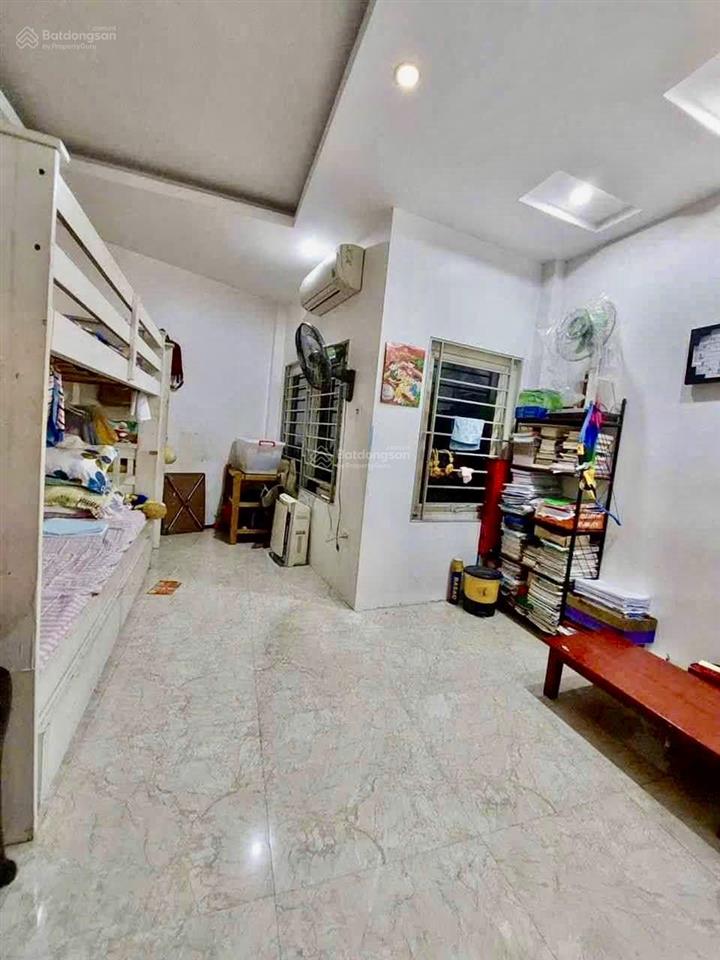 Bán nhà  trần khát chân  sổ đỏ 30m2  5 tầng  cách ô tô 50m  ngõ rộng  trung tâm hai bà trưng