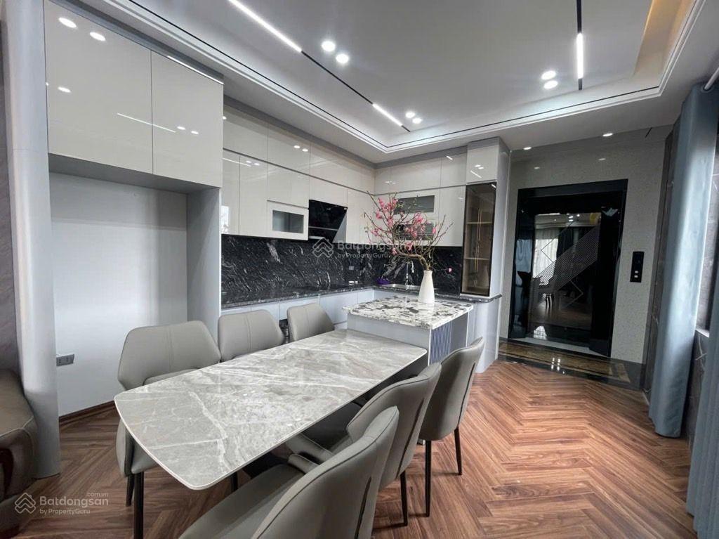 Mặt đường thông ô tô tránh phố cổ linh  ngay gần cầu vĩnh tuy  7 tầng full nội thất  giá cực tốt