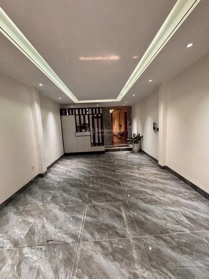 Mặt đường thông ô tô tránh phố cổ linh  ngay gần cầu vĩnh tuy  7 tầng full nội thất  giá cực tốt
