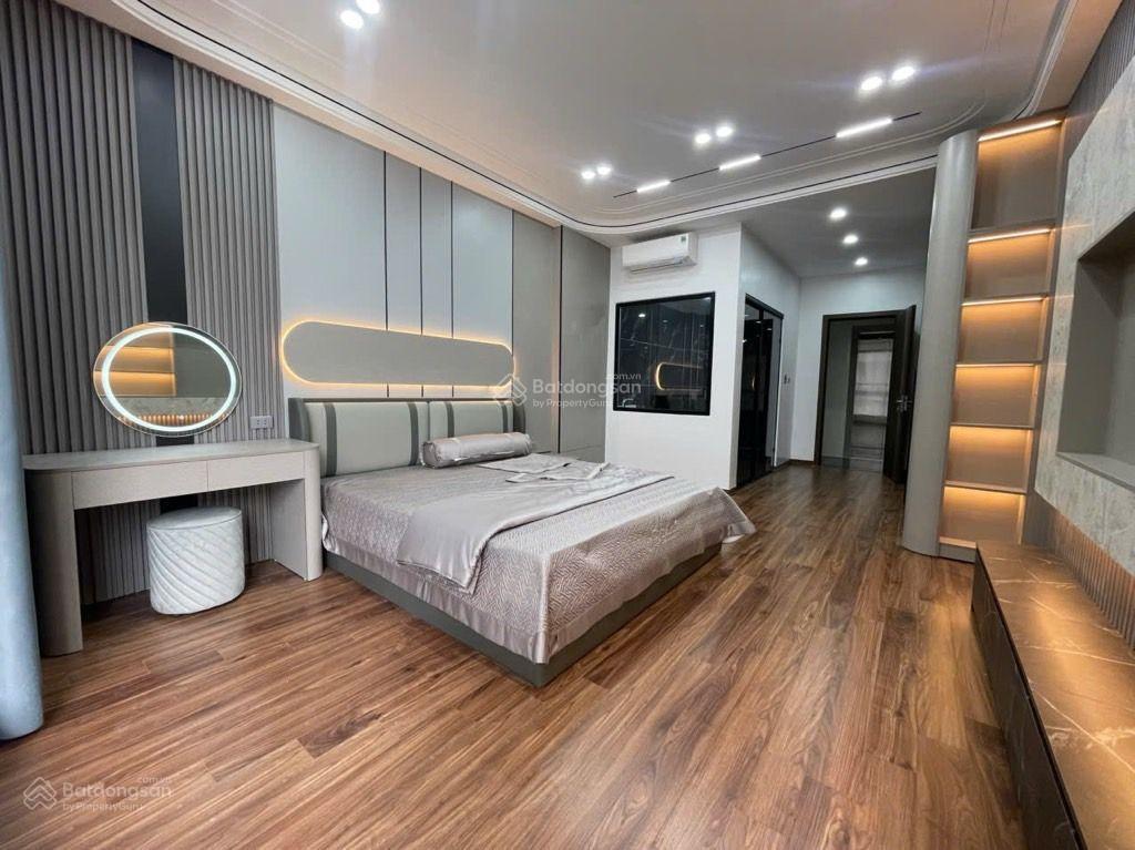 Mặt đường thông ô tô tránh phố cổ linh  ngay gần cầu vĩnh tuy  7 tầng full nội thất  giá cực tốt