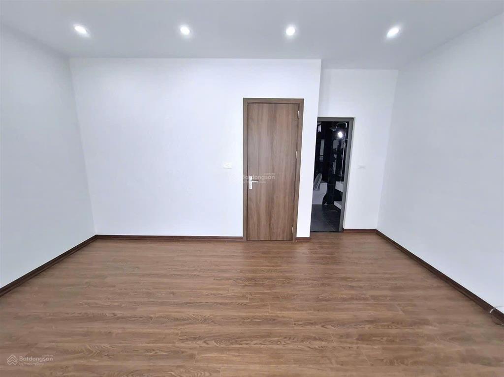 Rẻ hết cỡ nhà 6 tầng thang máy hơn 7 tỷ  ô tô đỗ ngày đêm ở thạch bàn  long biên