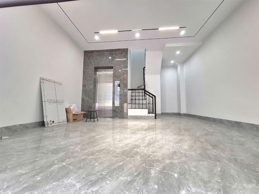 Rẻ hết cỡ nhà 6 tầng thang máy hơn 7 tỷ  ô tô đỗ ngày đêm ở thạch bàn  long biên