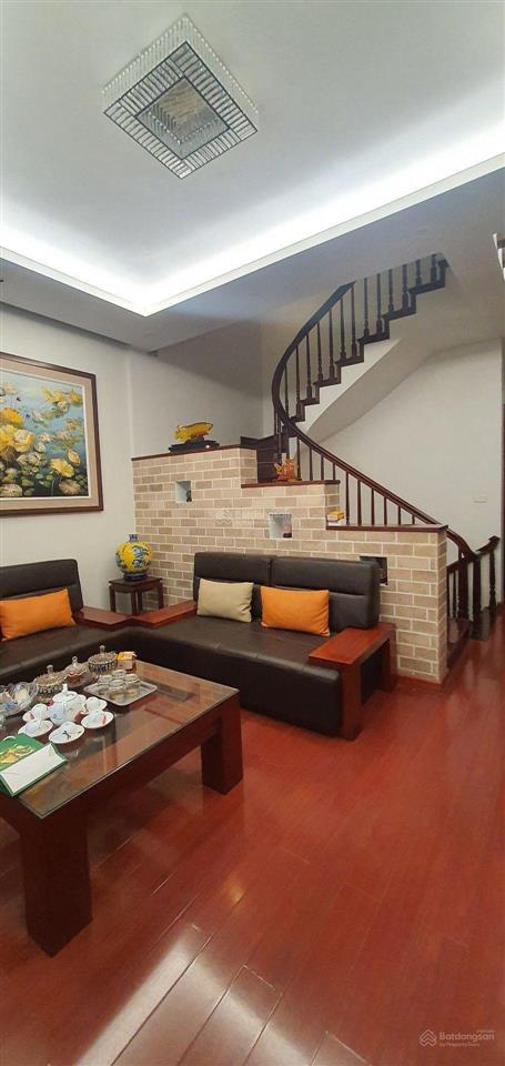Cần bán nhà dân xây 3 tầng cực chắc chắn phố tư đình  long biên