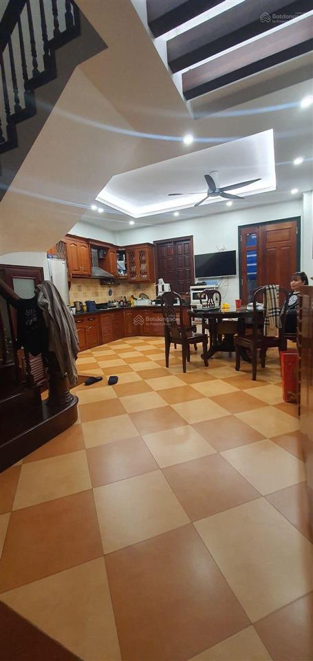 Cần bán nhà dân xây 3 tầng cực chắc chắn phố tư đình  long biên