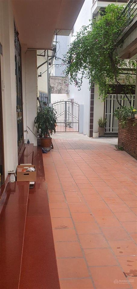 Cần bán nhà dân xây 3 tầng cực chắc chắn phố tư đình  long biên