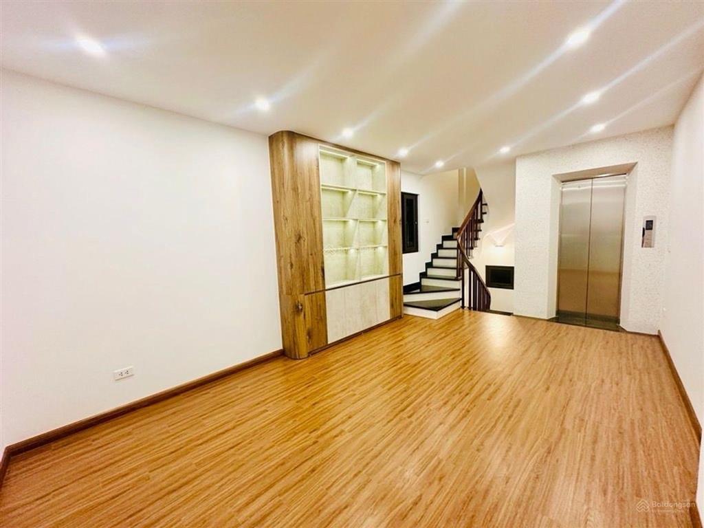 Bán nhà 7 tầng có thang máy ở ngọc thụy  gần cầu  tiện sang phố