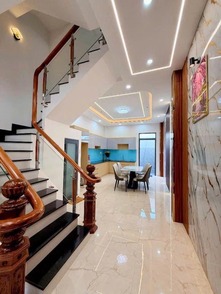 Nhà 5 tầng, hẻm ô tô  nơ trang long  bình thạnh  cách phạm văn đồng 500m  vị trí đẹp.