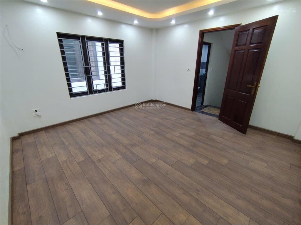 Yên nghĩa  vài bước ra chợ  đi bộ bến xe & tàu điện   dt 32m², xây 5 tầng, phòng rộng