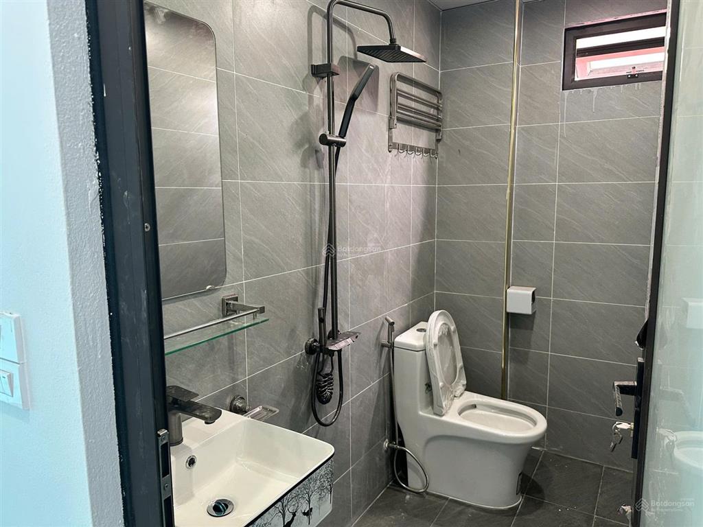 Đi xem xong mới hiểu vì sao căn này được săn tìm! giữa phố xốm, rất hiếm có căn nhà 5 tầng