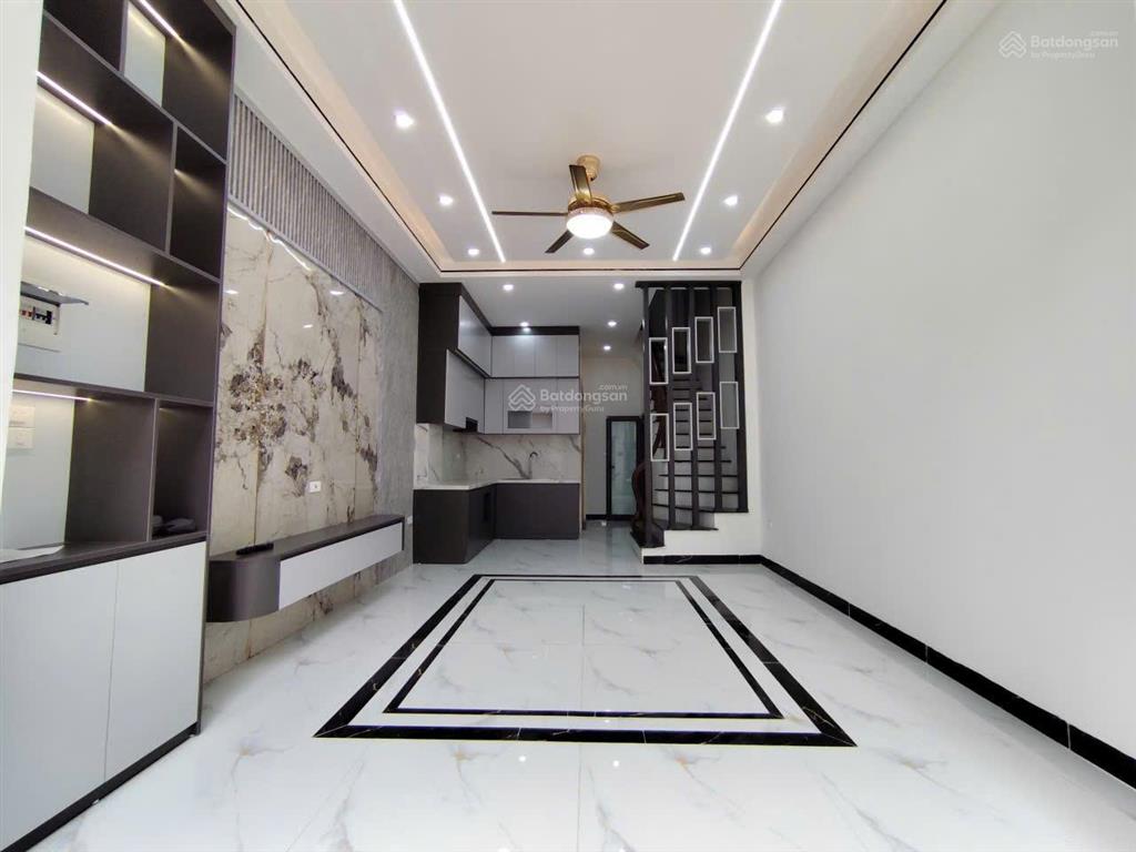 Thang máy + ô tô tải đỗ cửa = nhà yên nghĩa quanh 6 tỷ có gì