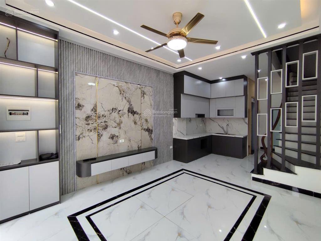 Thang máy + ô tô tải đỗ cửa = nhà yên nghĩa quanh 6 tỷ có gì