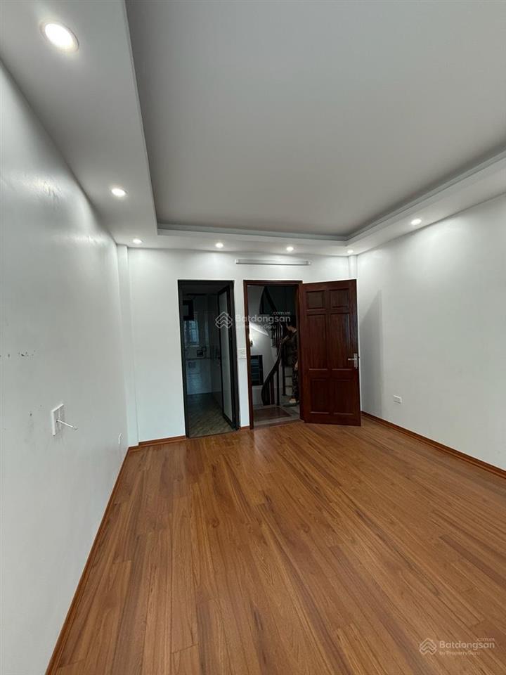 Bán nhà an dương vương 9 tỷ ở luôn, ngõ 163, gần ô tô, thoáng, gần trường học 30m2, 5 tầng, mt 4m