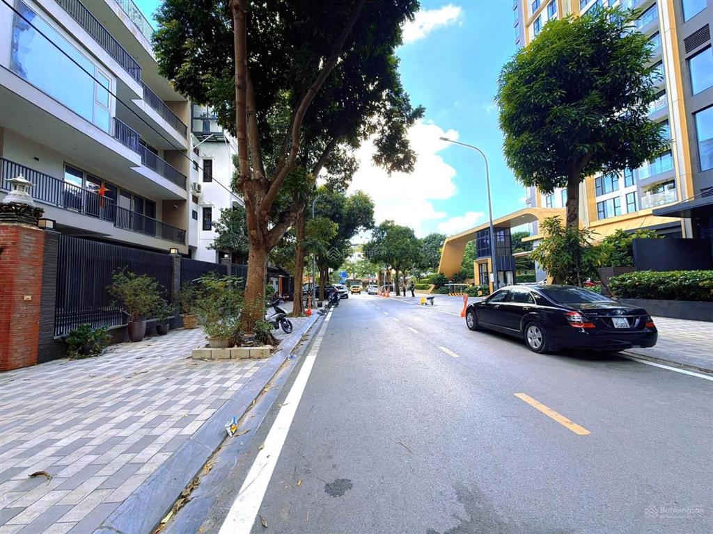 Biệt thự vườn đào 677 lạc long quân vip hồ tây, vỉa hè 5m, kd, ô tô tránh, hàng xóm đẳng cấp 194m2.