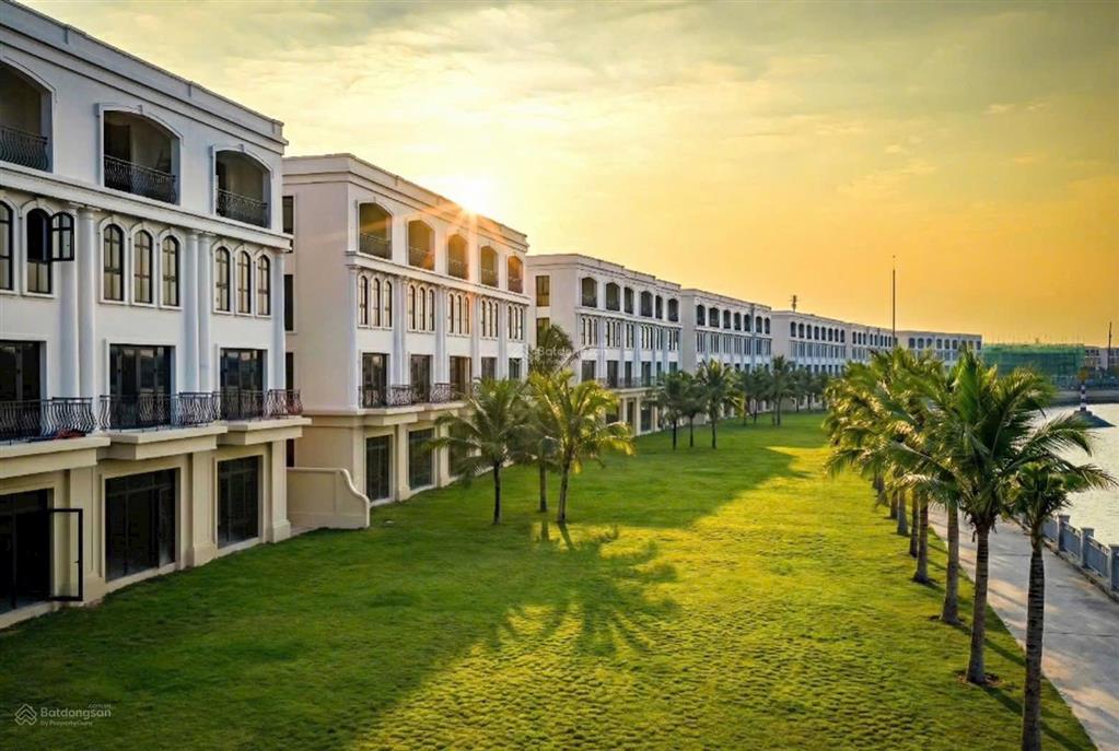 Duy nhất căn liền kề view sông tự nhiên hàng cđt vinhomes vũ yên giá hơn 10 tỷ!