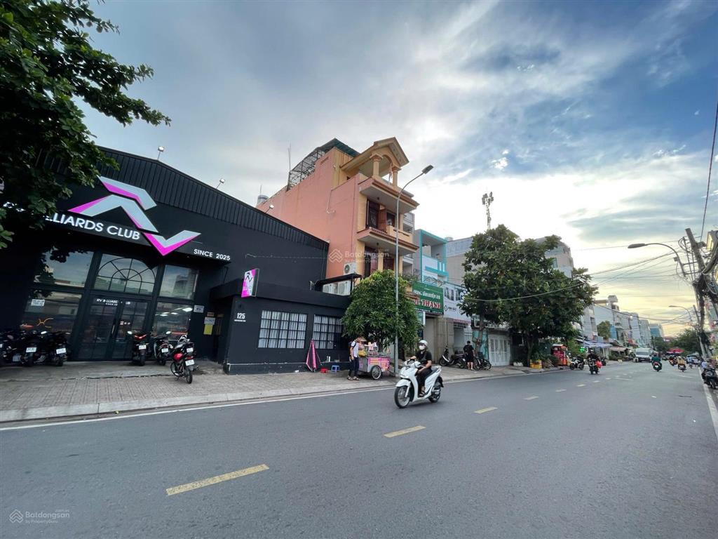 Góc 3mt nguyễn phúc chu  tb  8,5 x 30m (256m2)  thuê dk 200tr/th giá 23 tỷ