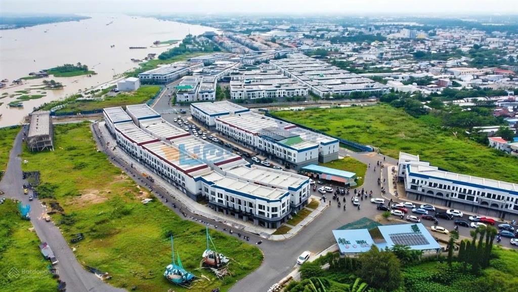 Nhà phố 1 trệt 2 lầu long xuyên  ag