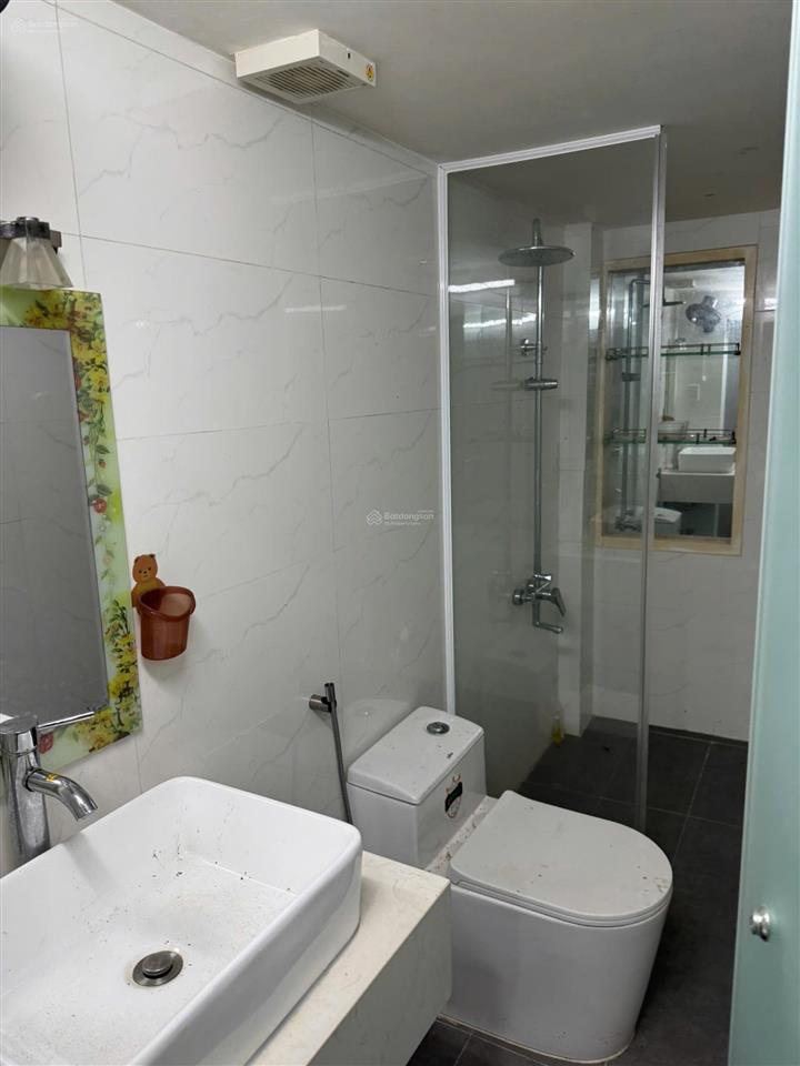 Cần bán gấp căn nhà 3 tầng, hẻm xe ô tô trung tâm phố, gần biển nha trang. giá có thương lượng .