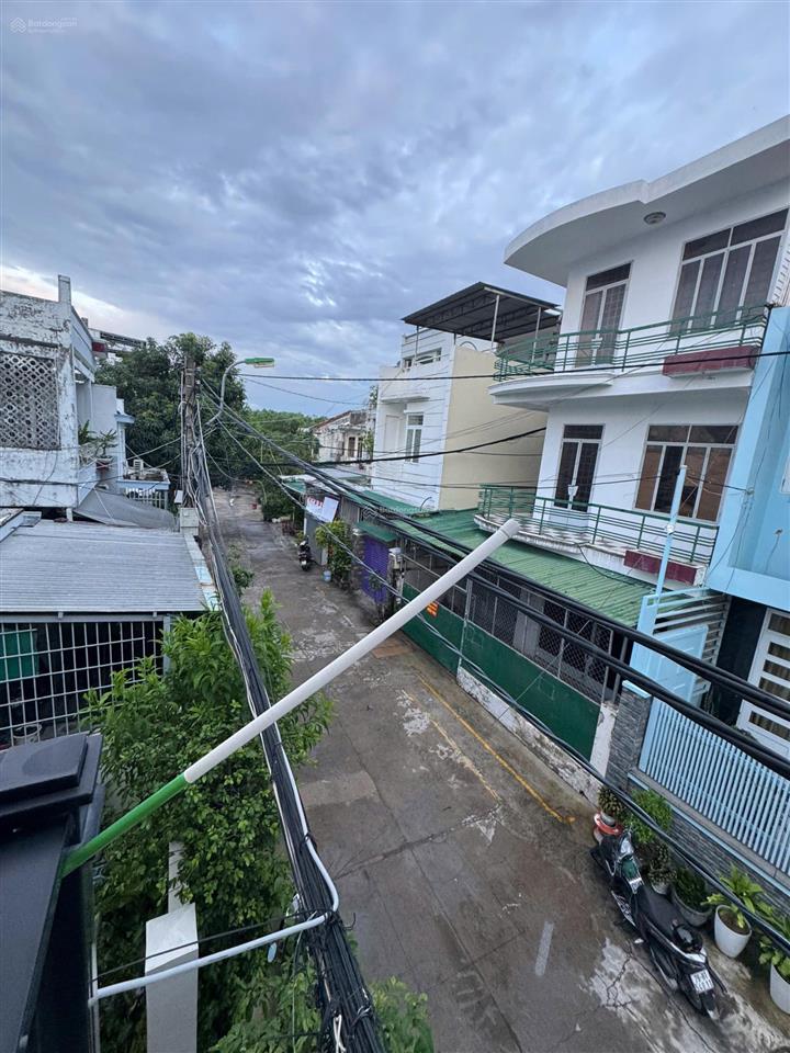 Cần bán gấp căn nhà 3 tầng, hẻm xe ô tô trung tâm phố, gần biển nha trang. giá có thương lượng .