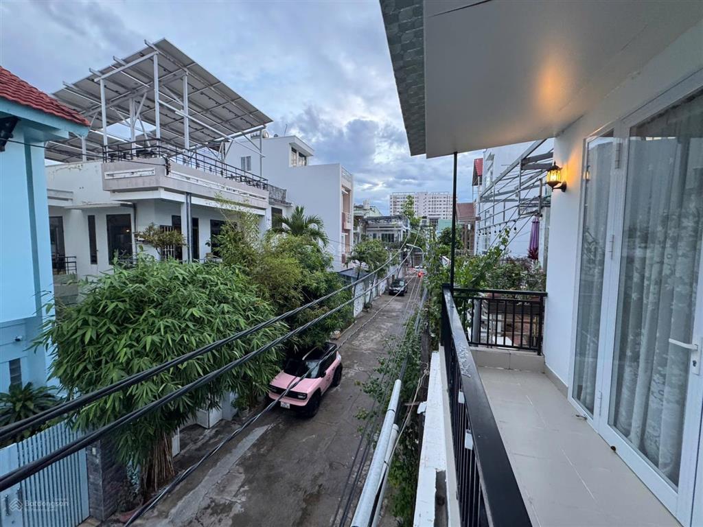 Cần bán gấp căn nhà 3 tầng, hẻm xe ô tô trung tâm phố, gần biển nha trang. giá có thương lượng .