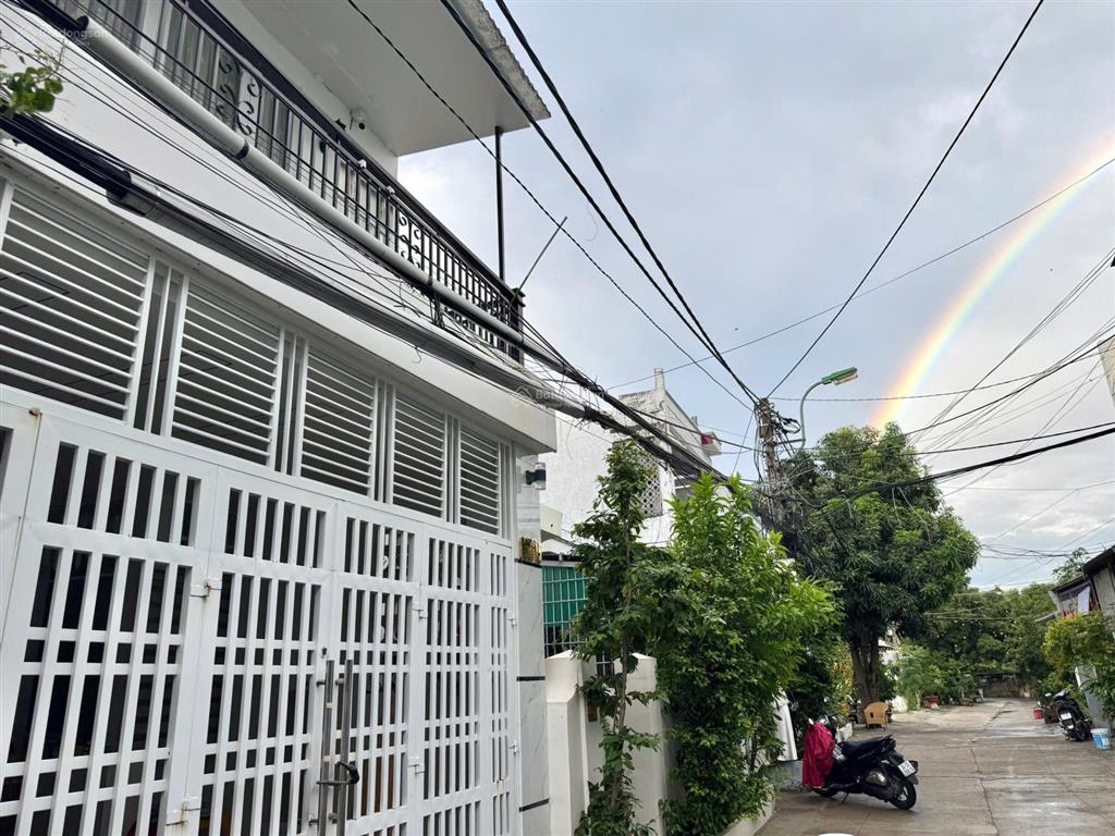 Cần bán gấp căn nhà 3 tầng, hẻm xe ô tô trung tâm phố, gần biển nha trang. giá có thương lượng .