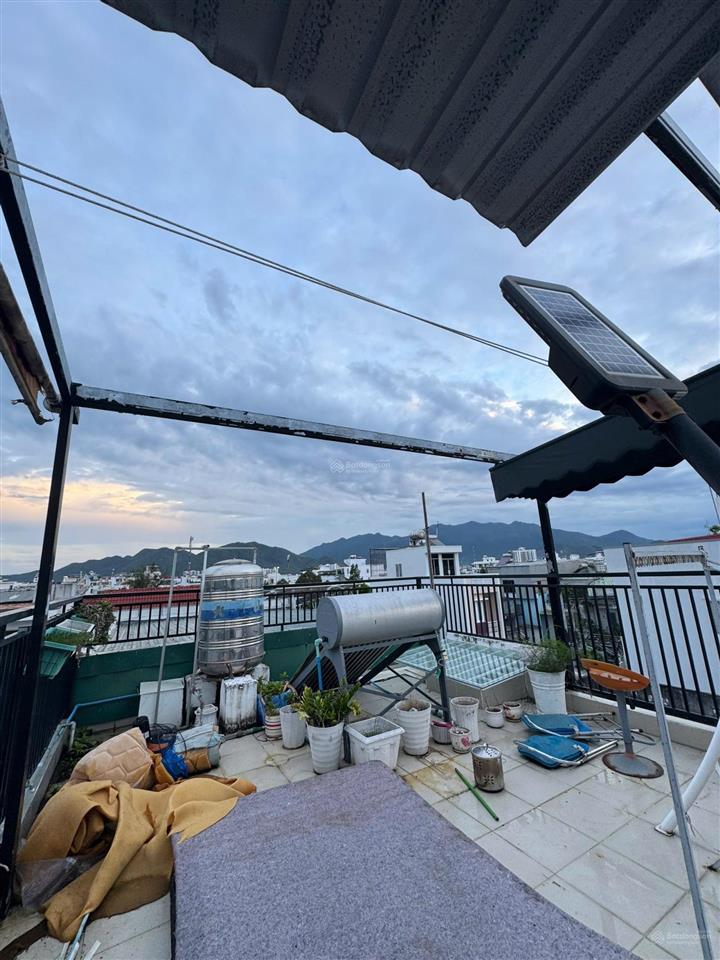 Cần bán gấp căn nhà 3 tầng, hẻm xe ô tô trung tâm phố, gần biển nha trang. giá có thương lượng .