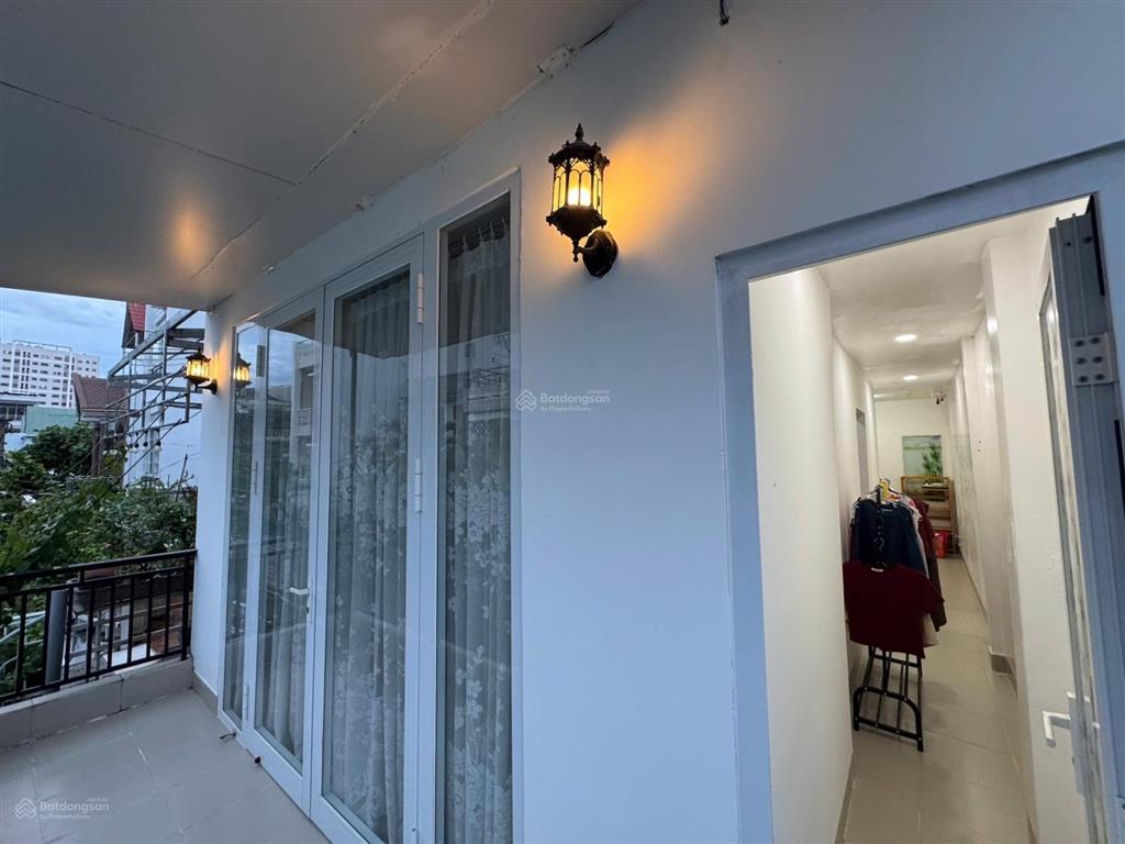 Cần bán gấp căn nhà 3 tầng, hẻm xe ô tô trung tâm phố, gần biển nha trang. giá có thương lượng .