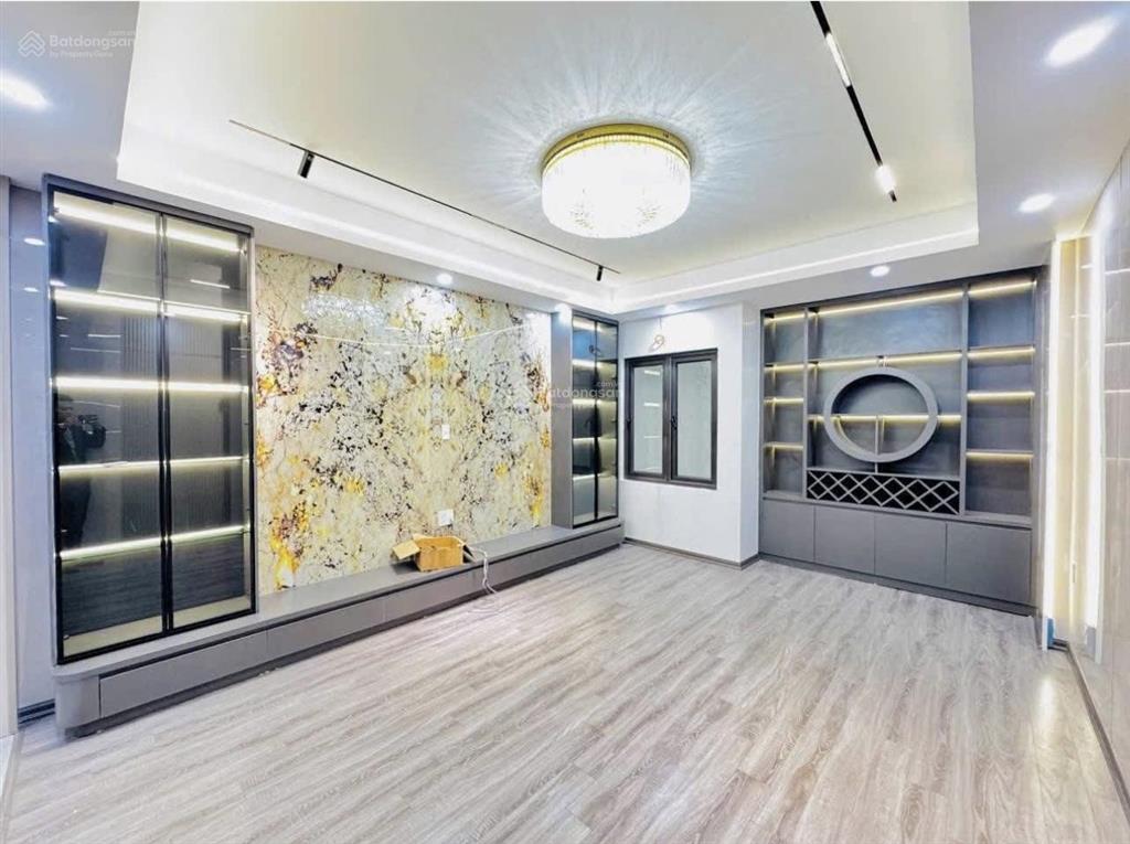 Bán nhà trần khát chân nhà mới thang máy 35m 6 tầng  vf3 đỗ cửa ngõ thông gần trường chợ bv