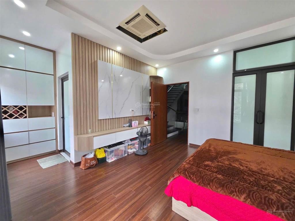 Bán nhà trần khát chân 45m2  5 tầng  ngõ thông  giá bằng căn chung cư 3 ngủ