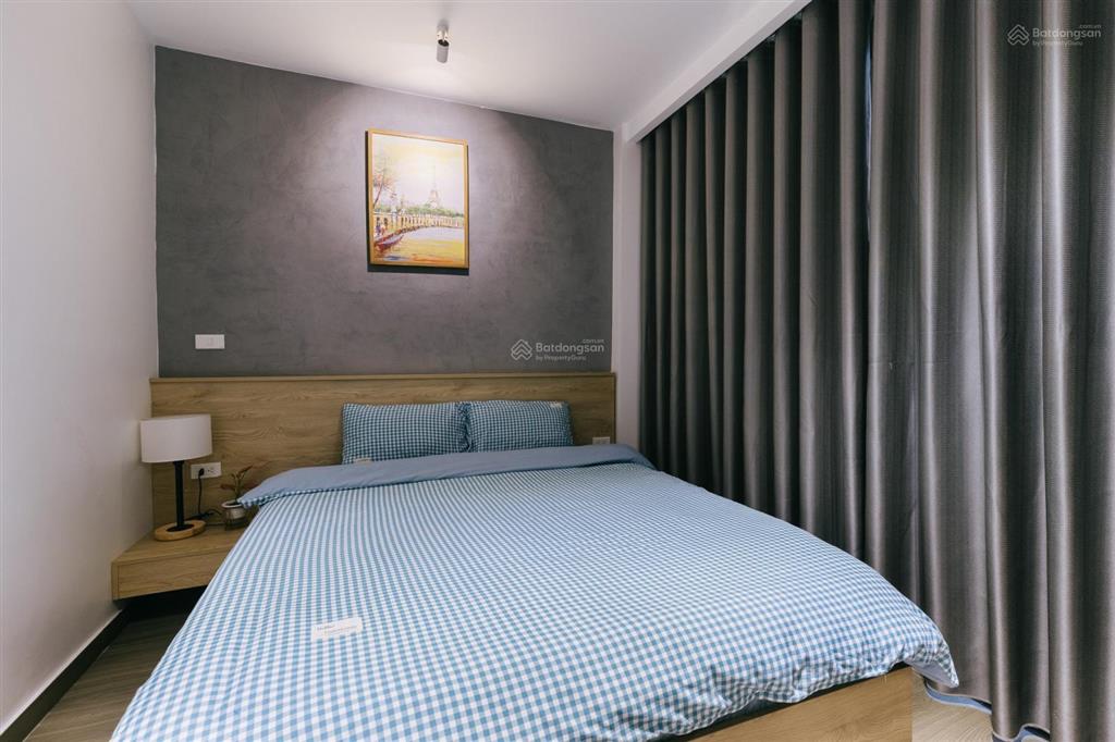 Studio ấm cúng, đầy đủ nội thất, có ban công gần chợ, gần hồ tây.