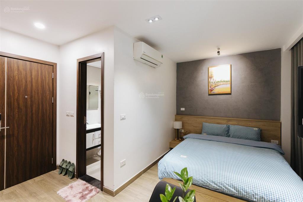 Studio ấm cúng, đầy đủ nội thất, có ban công gần chợ, gần hồ tây.
