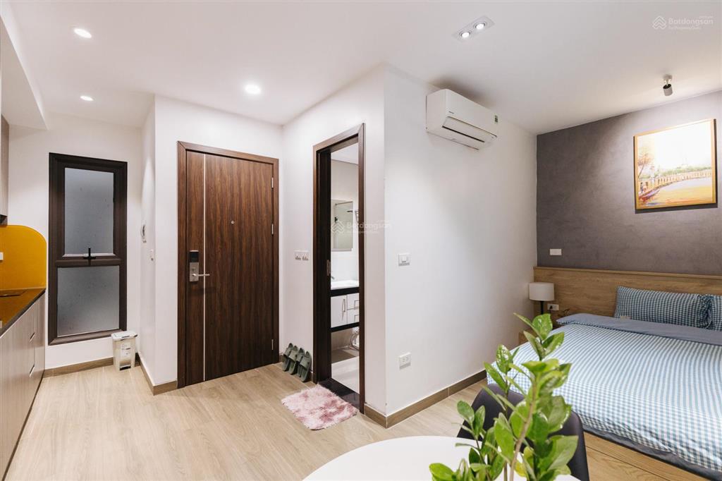 Studio ấm cúng, đầy đủ nội thất, có ban công gần chợ, gần hồ tây.