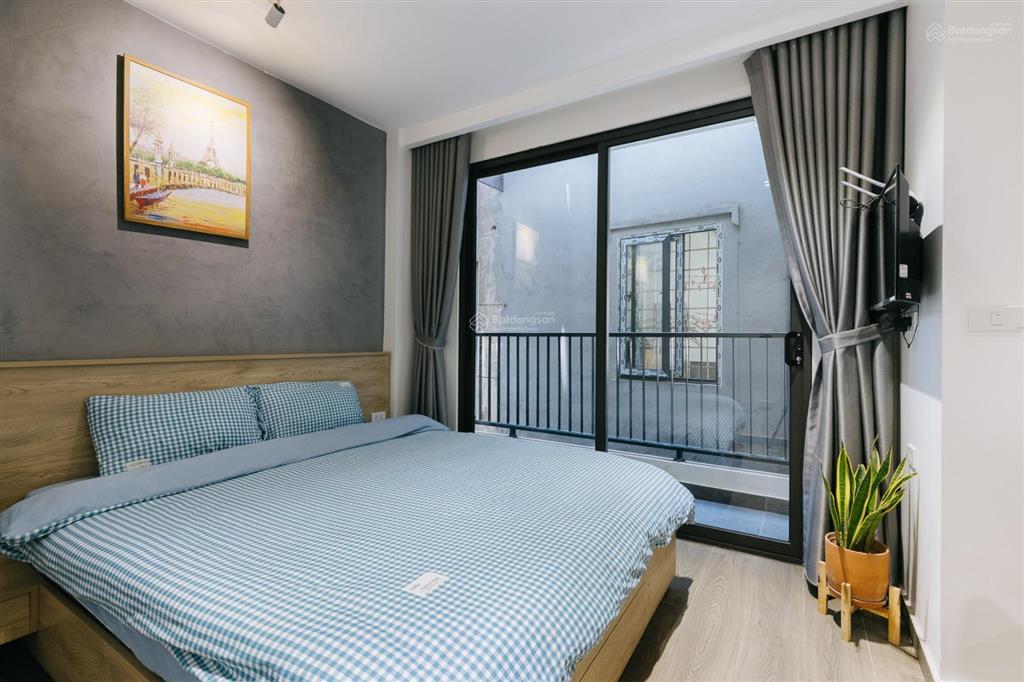 Studio ấm cúng, đầy đủ nội thất, có ban công gần chợ, gần hồ tây.