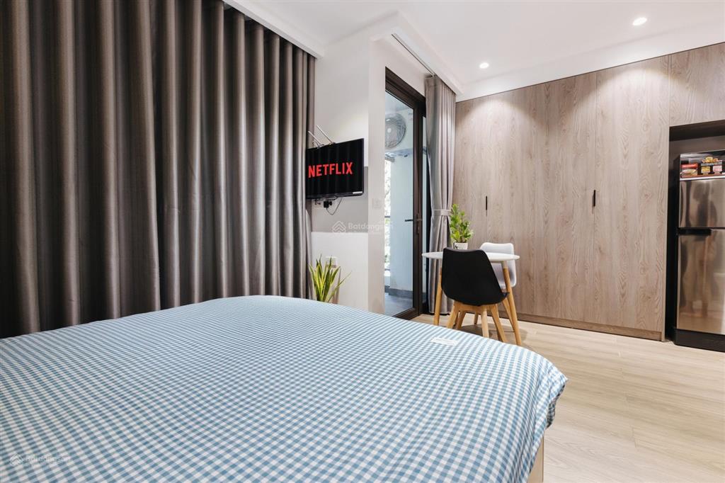 Studio ấm cúng, đầy đủ nội thất, có ban công gần chợ, gần hồ tây.