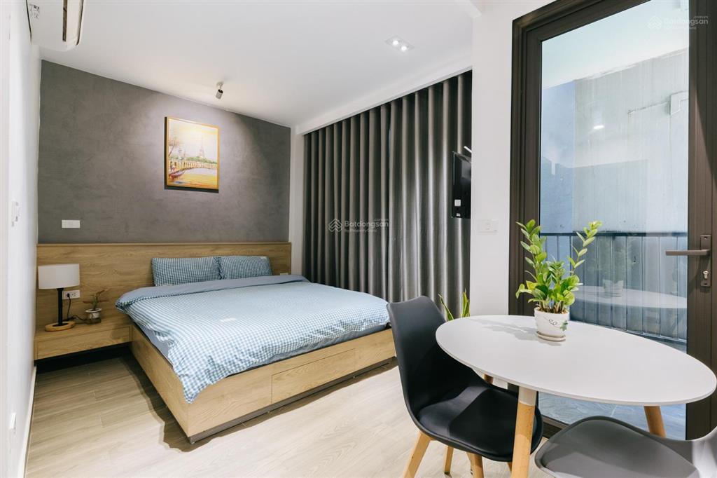 Studio ấm cúng, đầy đủ nội thất, có ban công gần chợ, gần hồ tây.