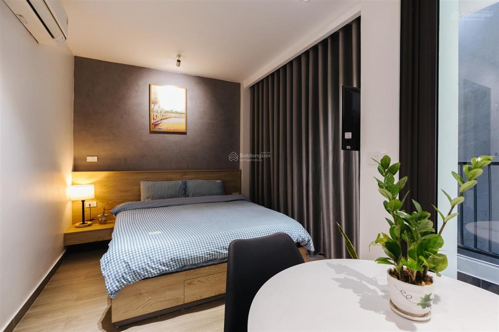 Studio ấm cúng, đầy đủ nội thất, có ban công gần chợ, gần hồ tây.