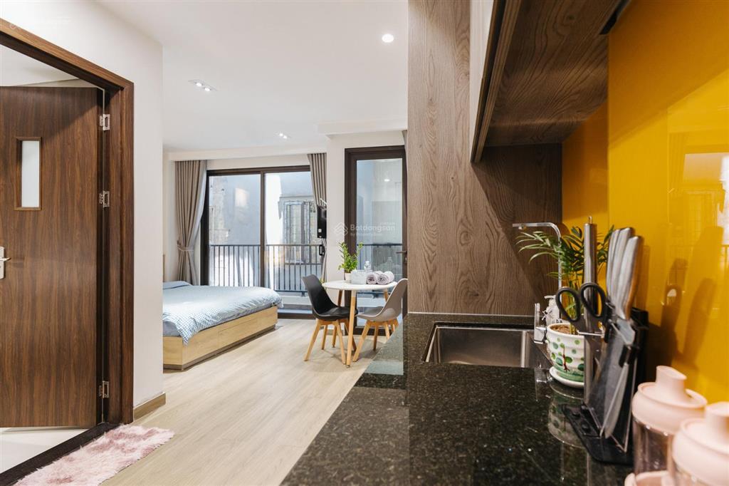 Studio ấm cúng, đầy đủ nội thất, có ban công gần chợ, gần hồ tây.