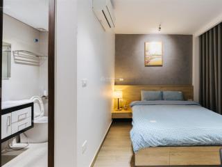 Studio ấm cúng, đầy đủ nội thất, có ban công gần chợ, gần hồ tây.
