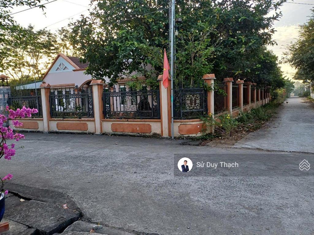 Bán nhanh giãm sâu 2 tỷ lô đất 2 mặt tiền, tặng kèm nhà biệt thự mái thái! đất sân bay long thành