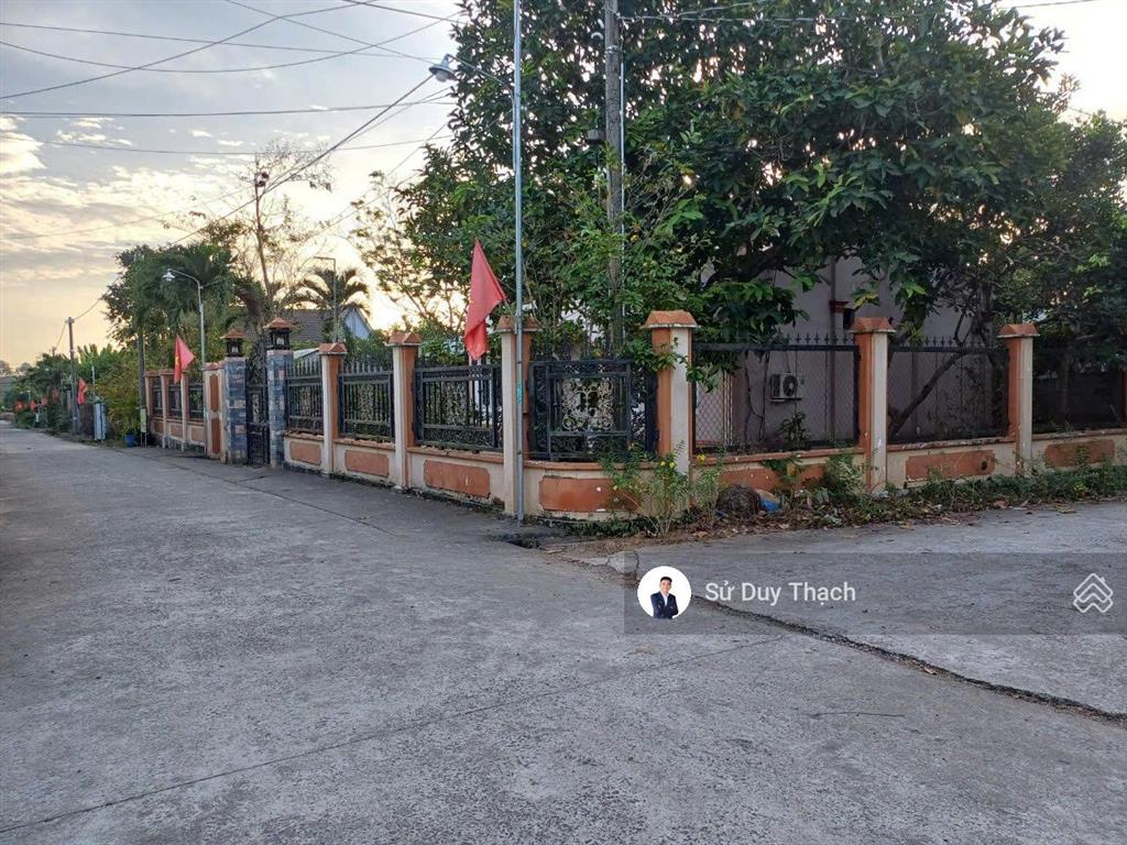 Bán nhanh giãm sâu 2 tỷ lô đất 2 mặt tiền, tặng kèm nhà biệt thự mái thái! đất sân bay long thành