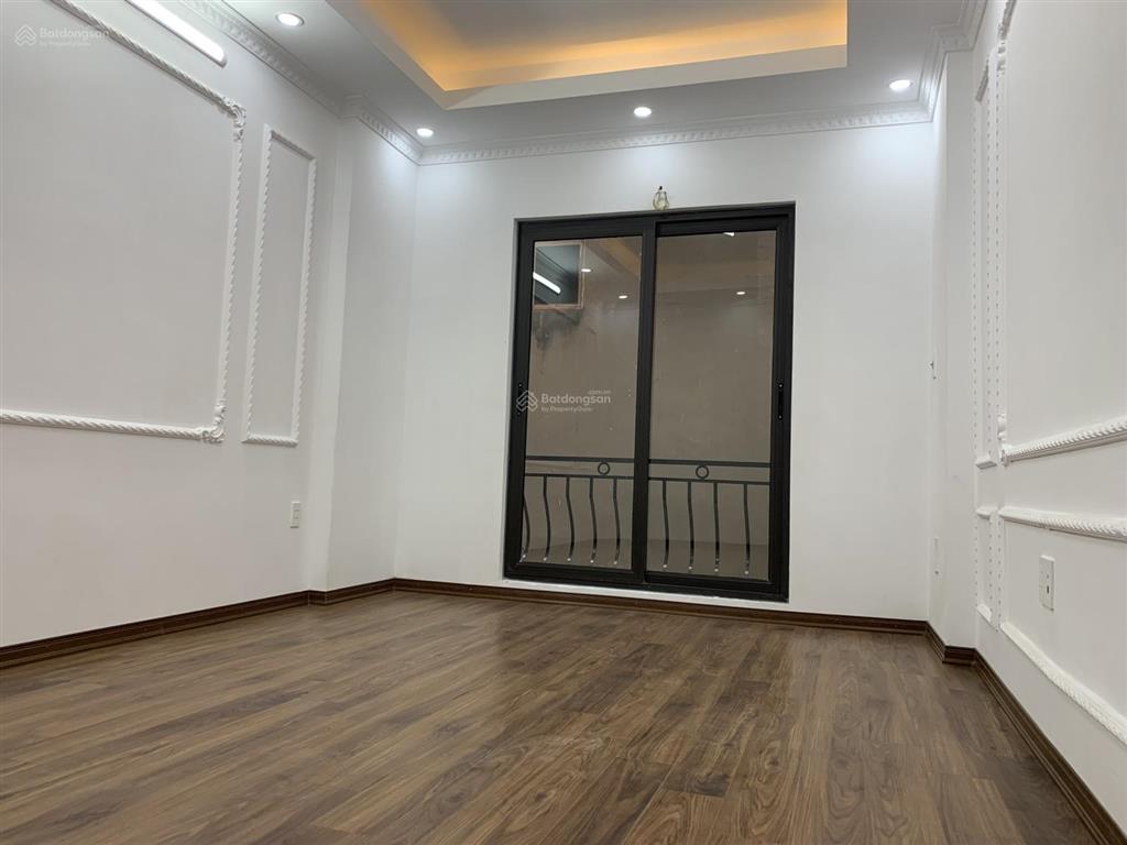 Bán nhà mới tinh  cự khối, long biên  giá hời đón tết