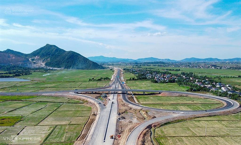 Chúng tôi cần bán mảnh đất công nghiệp 1800m2 sổ đỏ kèm 1000m2 lưu không phường vinh hưng 7.5 tỷ
