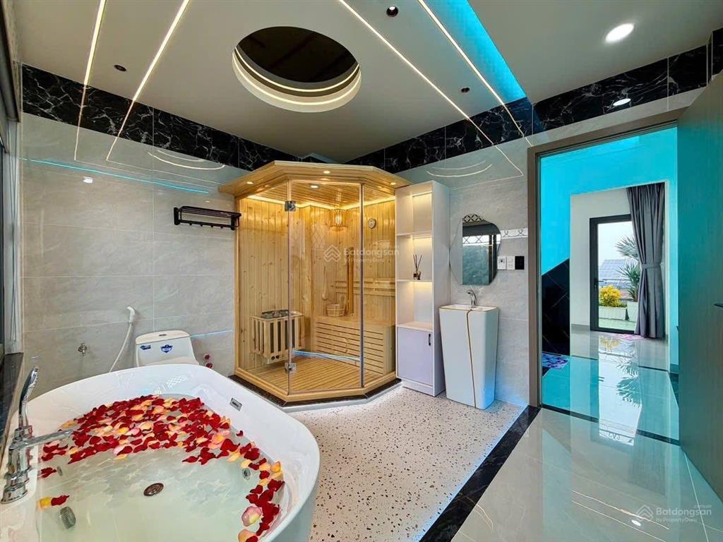 Bán nhà 1 trệt 4 lầu nguyễn văn quá, quận 12, đường 8m  4pn  5wc chỉ 8,999 tỷ