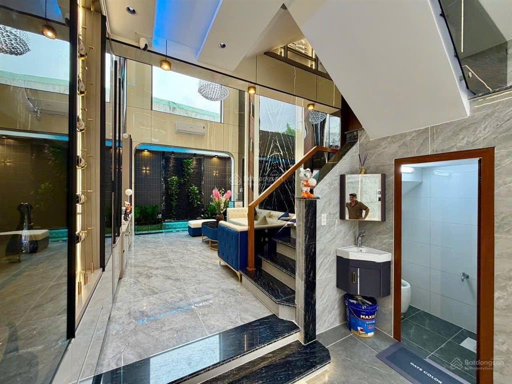 Bán nhà 1 trệt 4 lầu nguyễn văn quá, quận 12, đường 8m  4pn  5wc chỉ 8,999 tỷ