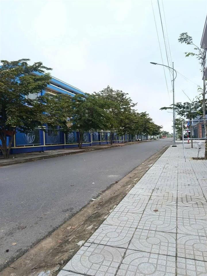 Cần bán lô 100m2  giá chỉ 33 triệu/m2  thổ cư 100%  sổ hồng sẵn  ngay vinhome grand park quận 9