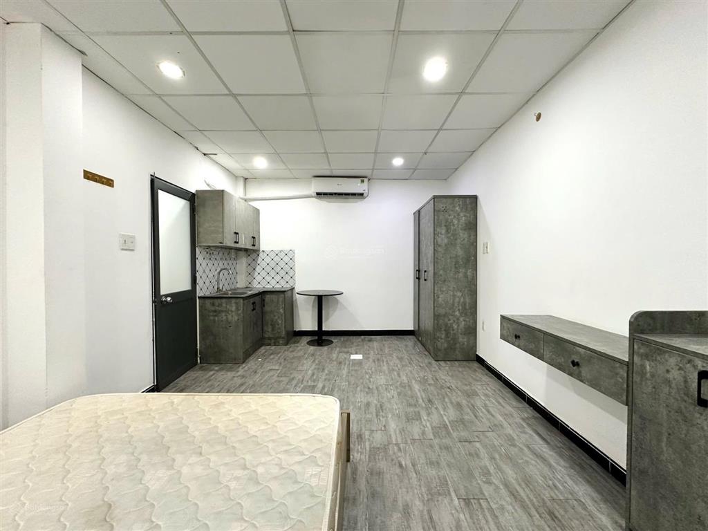 Cho thuê phòng rộng 30m2  full nội thất  thang máy  ngay phan xích long  qua quận 1 5p đi xe