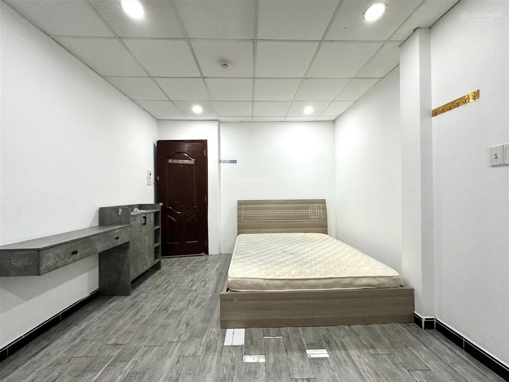 Cho thuê phòng rộng 30m2  full nội thất  thang máy  ngay phan xích long  qua quận 1 5p đi xe