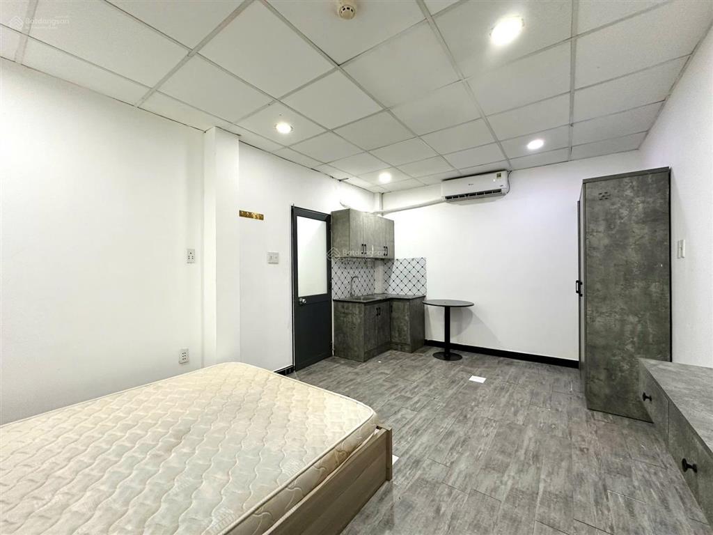 Cho thuê phòng rộng 30m2  full nội thất  thang máy  ngay phan xích long  qua quận 1 5p đi xe