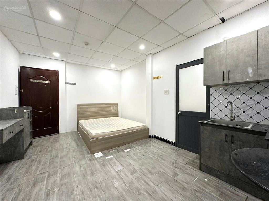 Cho thuê phòng rộng 30m2  full nội thất  thang máy  ngay phan xích long  qua quận 1 5p đi xe